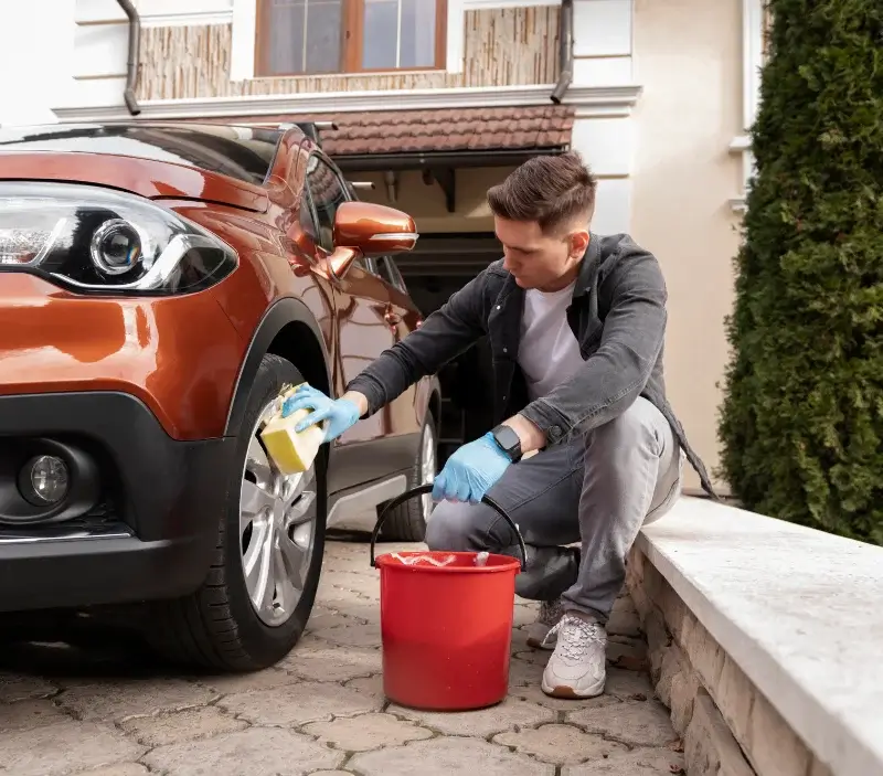 Lavage auto à domicile Les Vastres : professionnel intervenant sur un véhicule
